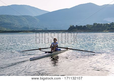 Child in the course of rowing on single.