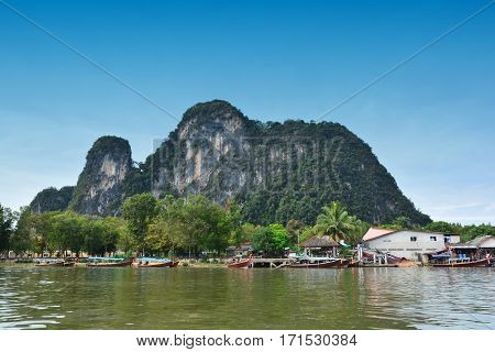 KOH PANYEE / PANYEE ISLAND : THE FISHERMAN'S SEA VILLAGE create a Almost all of the village in front of the limestone cliffs above the sea