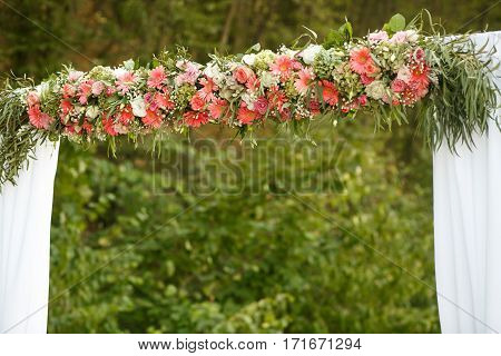 The wedding archway with the beautiful flowers