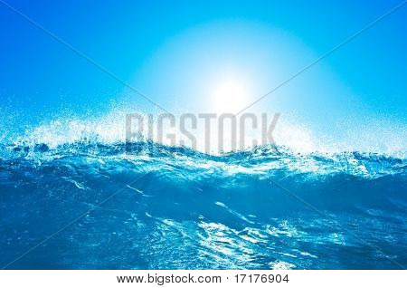 Rompendo l'onda blu con sole