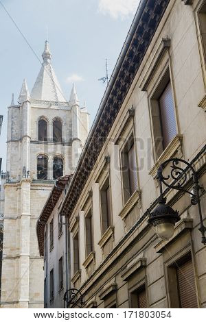 Leon (Castilla y Leon Spain): historic street with the cathedral in background