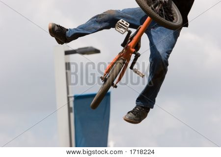 Ciclista de BMX aerotransportado