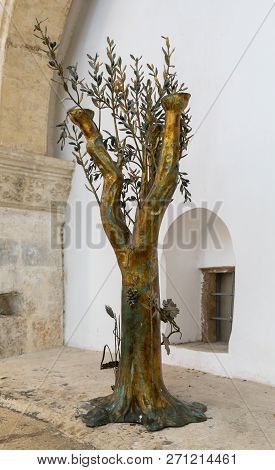 Jerusalem, Israel, November 24, 2018 : Golden Olive Tree In The Upper Room Of The Last Supper - Cena