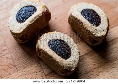Mardin Coregi / Kulice With Date Fruit Paste And Almond
