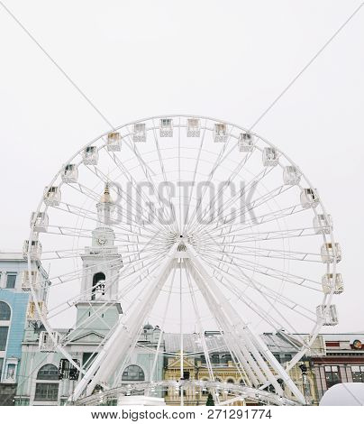 Ferris Wheel At Kontraktova Square In Kiev, Ukraine. November 23, 2018: The Ferris Wheel In The Hist