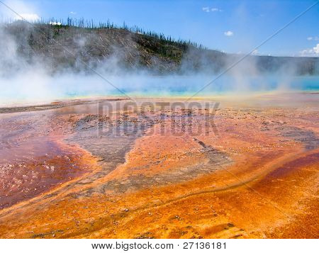 Parco nazionale di pietra nebbiosa hot springs in giallo