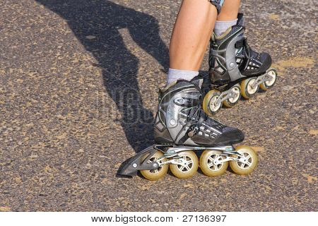 ung kvinde på rulleskøjter