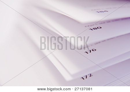 detail otevřené knihy na bílém pozadí