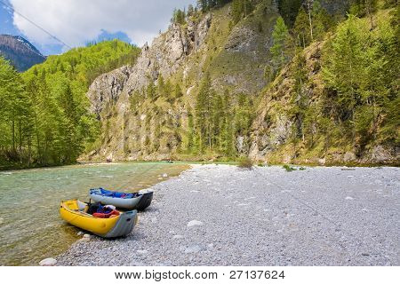 fiume selvaggio alpino in austria