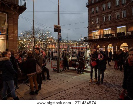 Strasbourg, France - Dec 23, 2017: Rue Du Vingt-deux Novembre Full With Locals And Tourists Admiring