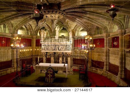 interiör av en gotisk kyrka i Barcelona, Spanien