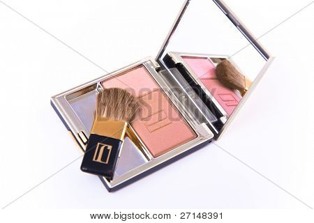 blush com pincel isolado