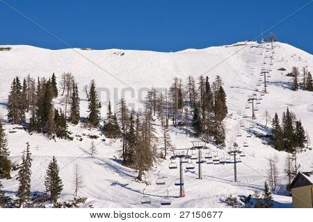 en ski chairlift i alpine resort
