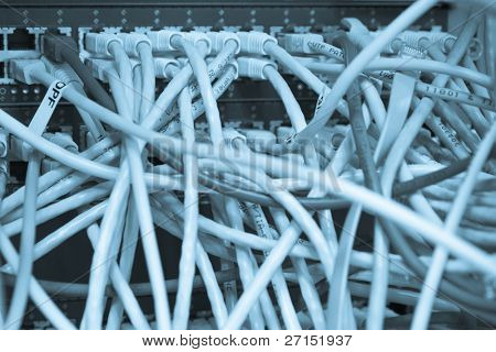 geçiş yapmak için bağlı ethernet kabloları labirent