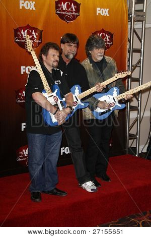 LOS ANGELES - 5 de DEC: Jeff Cook; Teddy Gentry; Randy Owen de Alabama en la sala de prensa de la Americ