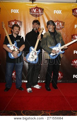 LOS ANGELES - 5 de DEC: Jeff Cook; Teddy Gentry; Randy Owen de Alabama en la sala de prensa de la Americ