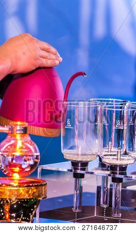 Showcase Syphon Coffee Maker By Syphonist.