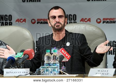 KIEV, Ucrania - 3 de junio: Ringo Starr durante su gira de conciertos en Kiev, Ucrania en 03 de junio de 2011.