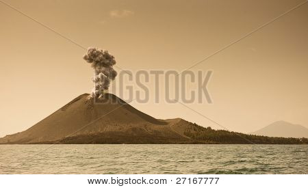 Anak Krakatau při západu slunce.