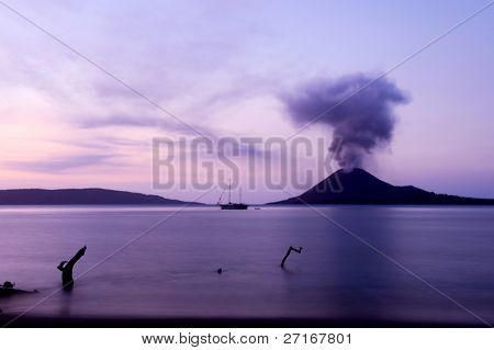 Anak Krakatau při západu slunce.