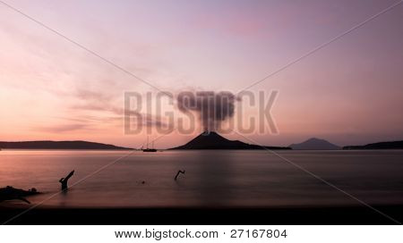 Anak Krakatau při západu slunce.