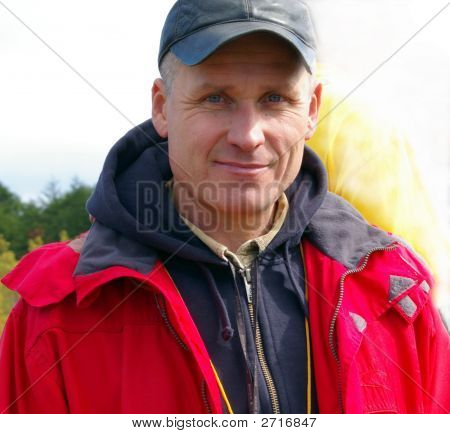 L'homme à la veste rouge.
