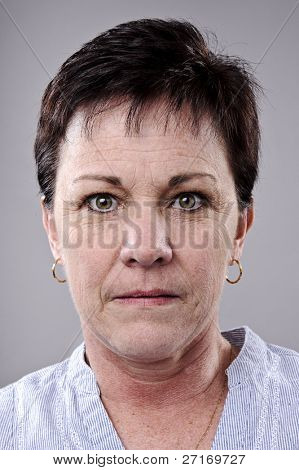 갈색 머리 오래 된 여자 세로 높은 세부 사항, 주름과 결점