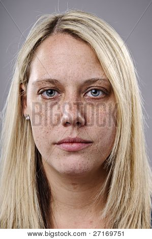 Fregne står pige udgør for en høj detalje closeup portræt