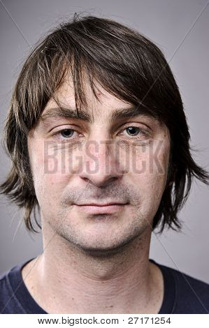 Vysoce detailní obrázek bruneta člověka (více 100 tváří kolekce v mém portfoliu)