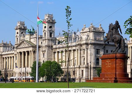 Budapest, Hungary - May 5, 2018: Rakoczi Ferenc Statue And Ethnographic Museum On Kossuth Lajos Ter 