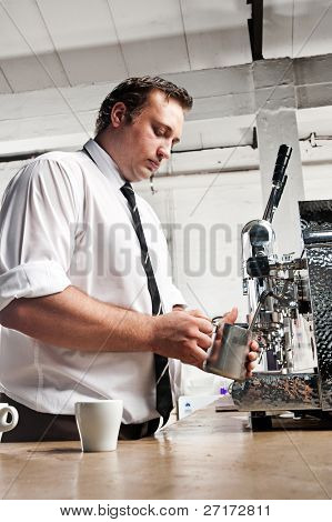 profesjonalny barista ekspertów sprawia, że kawa z maszyny