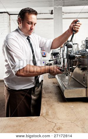 profesjonalny barista ekspertów sprawia, że kawa z maszyny