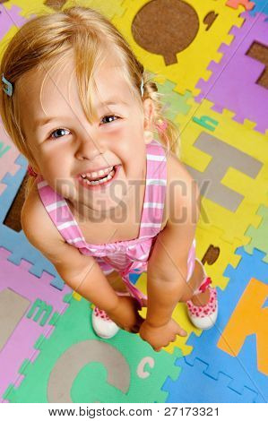 สาวบลอนด์ยิ้ม ตามเธอรู้อักษรที่ playschool