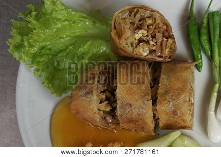 Lumpia /lunpia Is A Spring Roll Of Chinese Origin Commonly Found In Indonesia. Originally Made By Ch