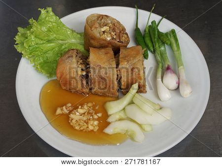 Lumpia /lunpia Is A Spring Roll Of Chinese Origin Commonly Found In Indonesia. Originally Made By Ch