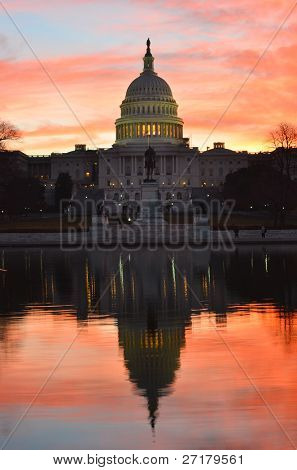 Washington DC-ben, a Capitolium, a sunrise tükörképe a tó