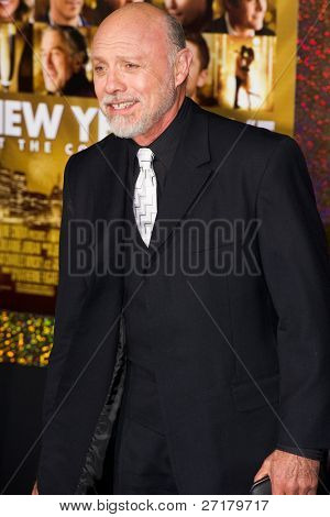 HOLLYWOOD, CA - 5 dicembre: L'attore Hector Elizondo arriva alla premiere di 