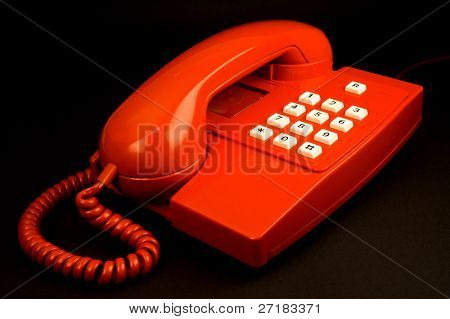 telefone vermelho isolado em preto