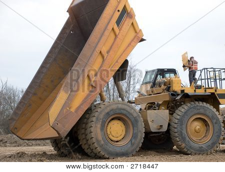 Camion à benne et mécanicien