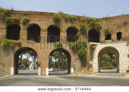 Römische Tor am Ende der Via Veneto
