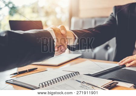 Business People Greeting New Colleagues While Job Interviewing Shaking Hands Meeting Planning After