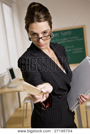 Stern, disciplinarian forretningskvinde holding lineal og notebook