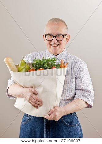 คนที่ถือกระเป๋าร้านขายของชำของสด สุทธ์ผักและผลไม้