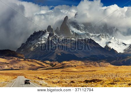 Monte Fitz Roy en las nubes, camino al Parque Nacional Los Glaciares, Patagonia, Argentina