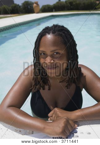 Donna afro-americana In una piscina