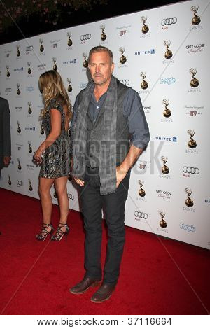 LOS ANGELES - SEP 21: Kevin Costner arriva alla Reception Primetime Emmy esecutori candidato a 
