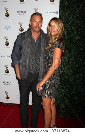 LOS ANGELES - SEP 21: Kevin Costner arriva alla Reception Primetime Emmy esecutori candidato a 
