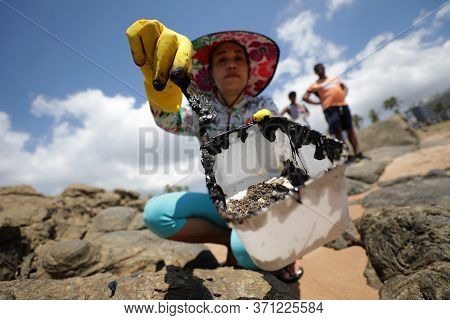 Salvador, Bahia/brazil - October 13, 2019: Volunteers Clean Up Oil At Jardim De Alah Beach, The Site