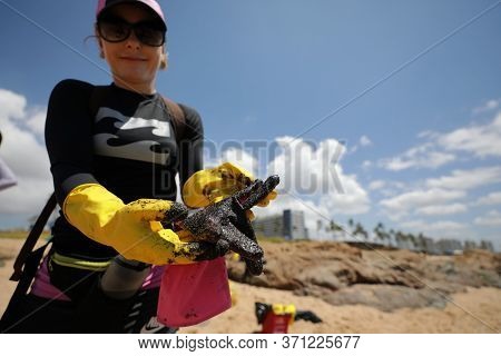 Salvador, Bahia/brazil - October 13, 2019: Volunteers Clean Up Oil At Jardim De Alah Beach, The Site