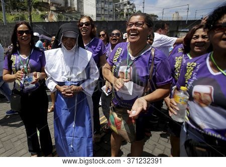 Salvador, Bahia / Brazil - October13, 2019: Devotees Arrive At Fonte Nova Arena In Salvador, For Mas